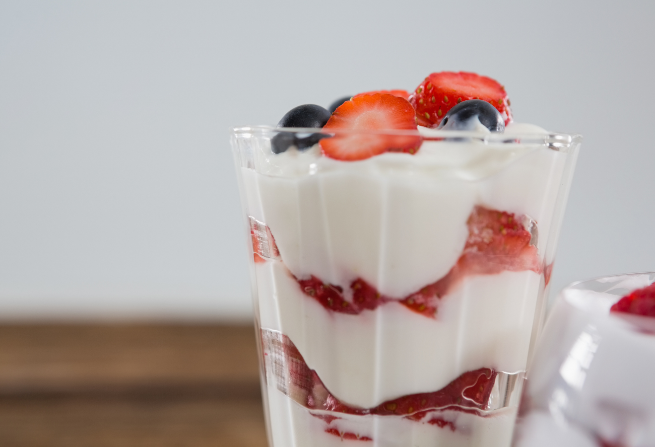 Beeren-Waldmeister Versuchung, schnelles Dessert mit Erdbeeren und Heidelbeeren im Glas